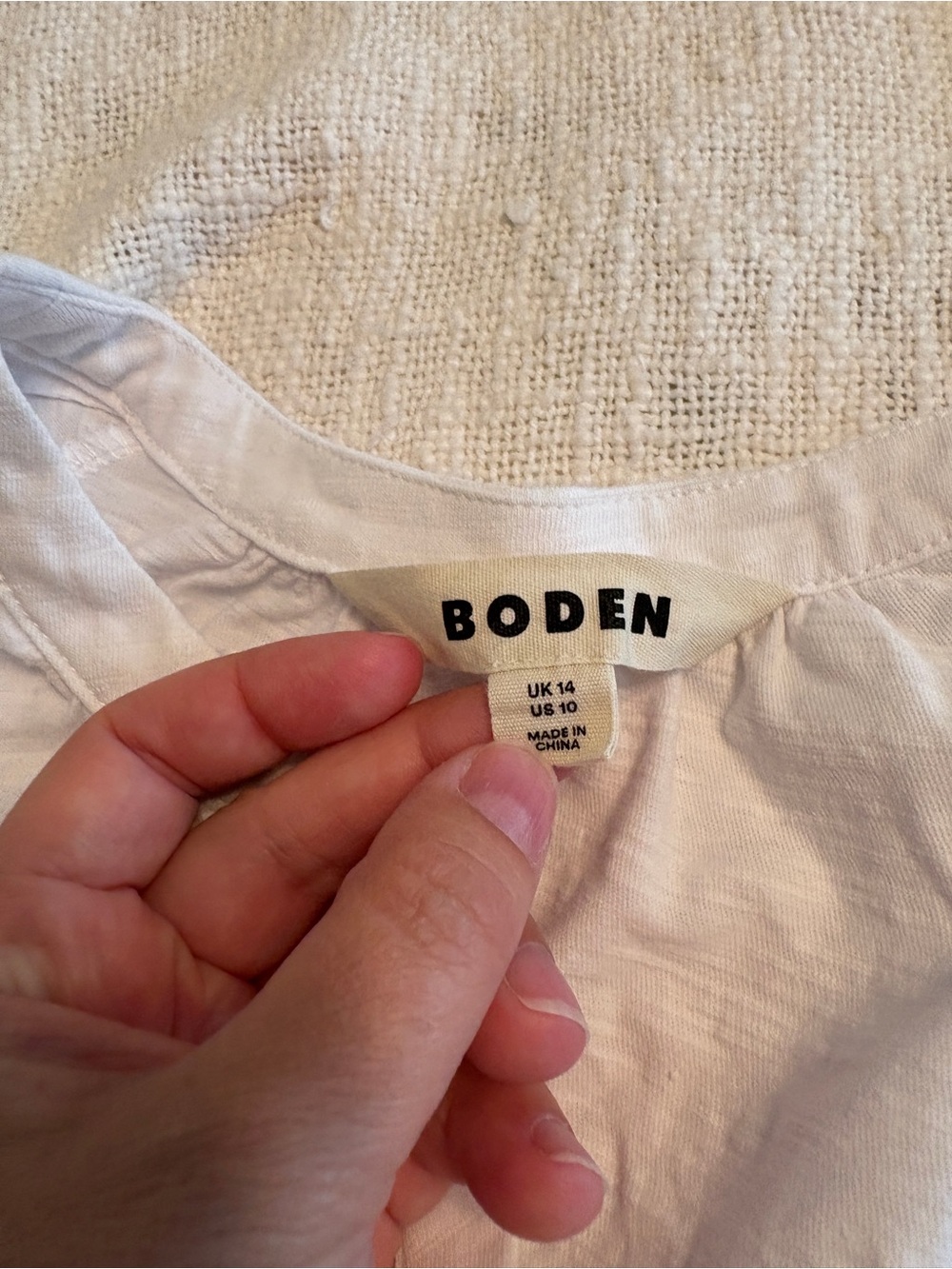 Boden Women’s White V-Neck Top with Multicolor Leaf Embroidery US size 10 - Picture 6 of 6